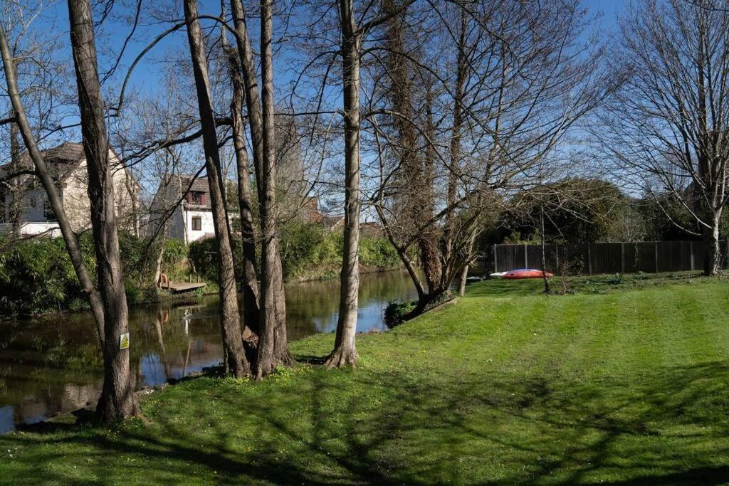 Surrey Hills Escape: Riverside Walks & Quick Links ゴダルマイニング エクステリア 写真