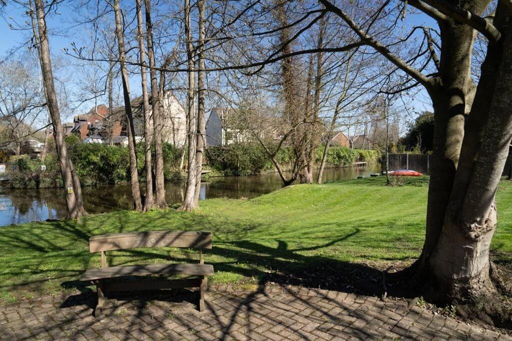 Surrey Hills Escape: Riverside Walks & Quick Links ゴダルマイニング エクステリア 写真
