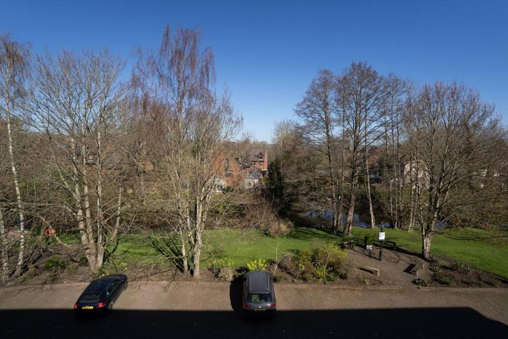 Surrey Hills Escape: Riverside Walks & Quick Links ゴダルマイニング エクステリア 写真
